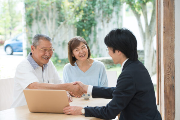 お客様と取引を交わす不動産営業のイメージ画像