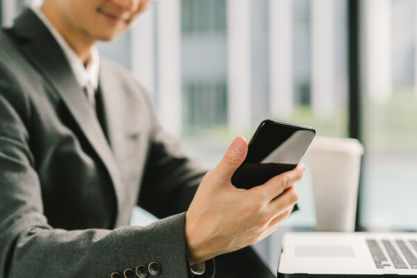お客様に連絡をする不動産営業のイメージ画像